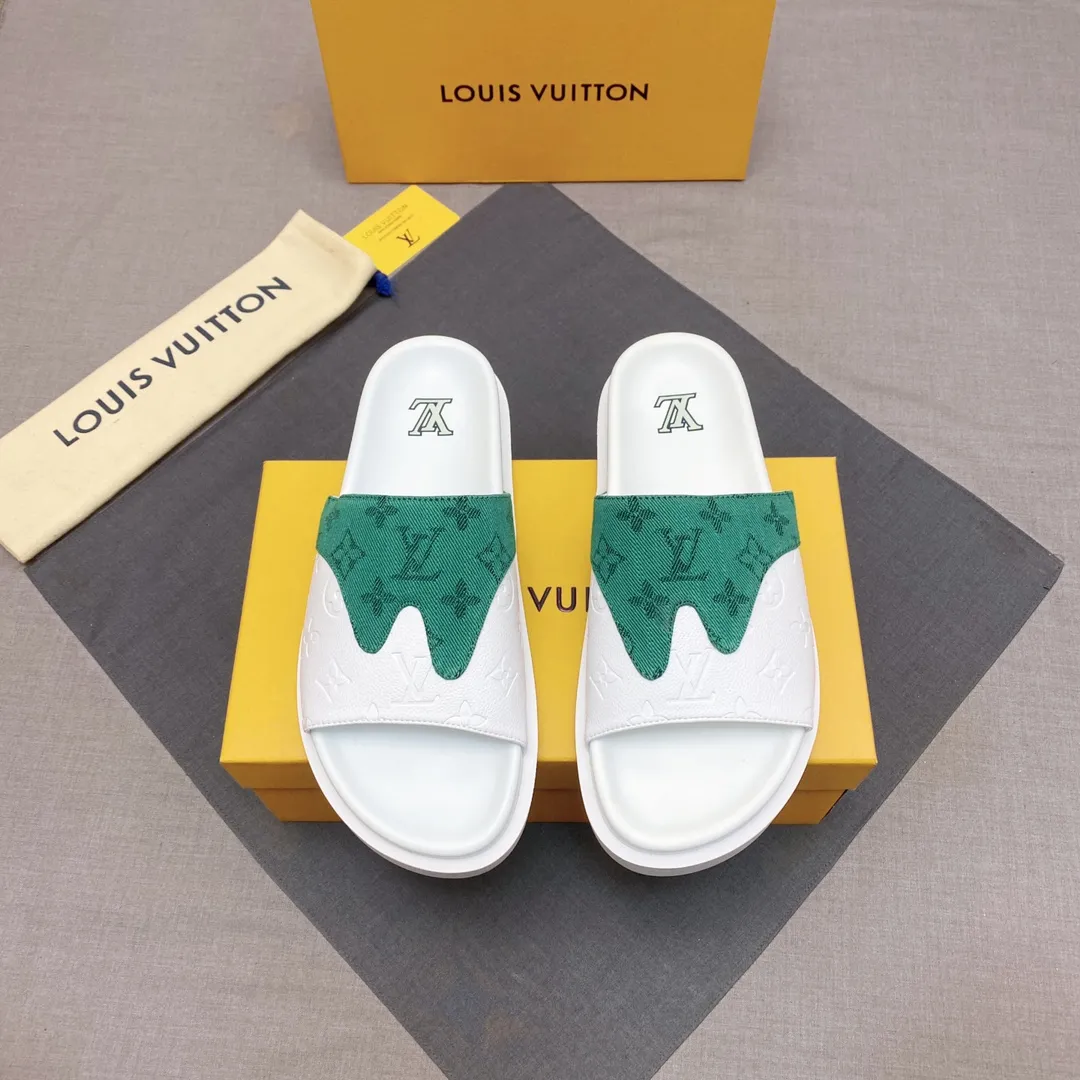 P300 🔍Top purchasing agent LV men's spring and summer slippers counter synchronization. The uppers are made of cowhide fabric imported from Italy, with logo graphics and high-quality craftsmanship. The soles are: original soles specially provided by the original factory. Exclusive molded soles are super comfortable. Original factory follow-up orders. 🔍🔍High quality. You can enter and leave the counter at will. Welcome to compare. Code number 38-45 No. 058